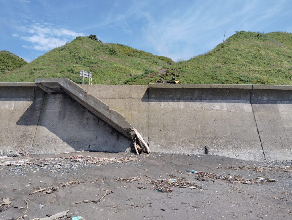 オロロンラインから浜へ