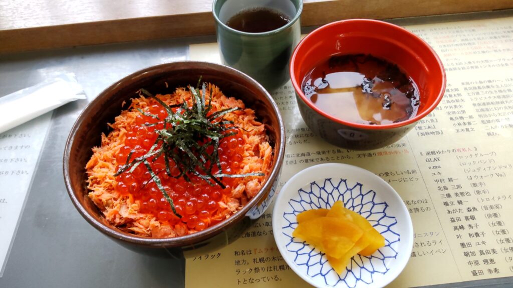 函館の市場で（鮭の親子丼）